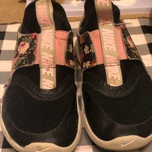 Black floral Nike